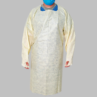 Persona usando bata de aislamiento desechable amarilla