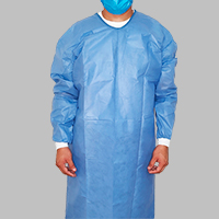 Persona usando bata cirujano desechable con puño cardigan azul