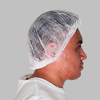 Persona usando cofia desechable blanca
