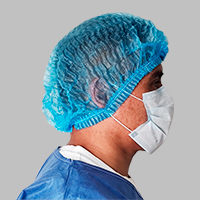 Persona usando cofia desechable azul