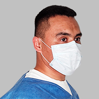 Persona usando cubrebocas desechable blanco