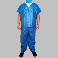 Persona usando uniforme quirúrjico desechable azul